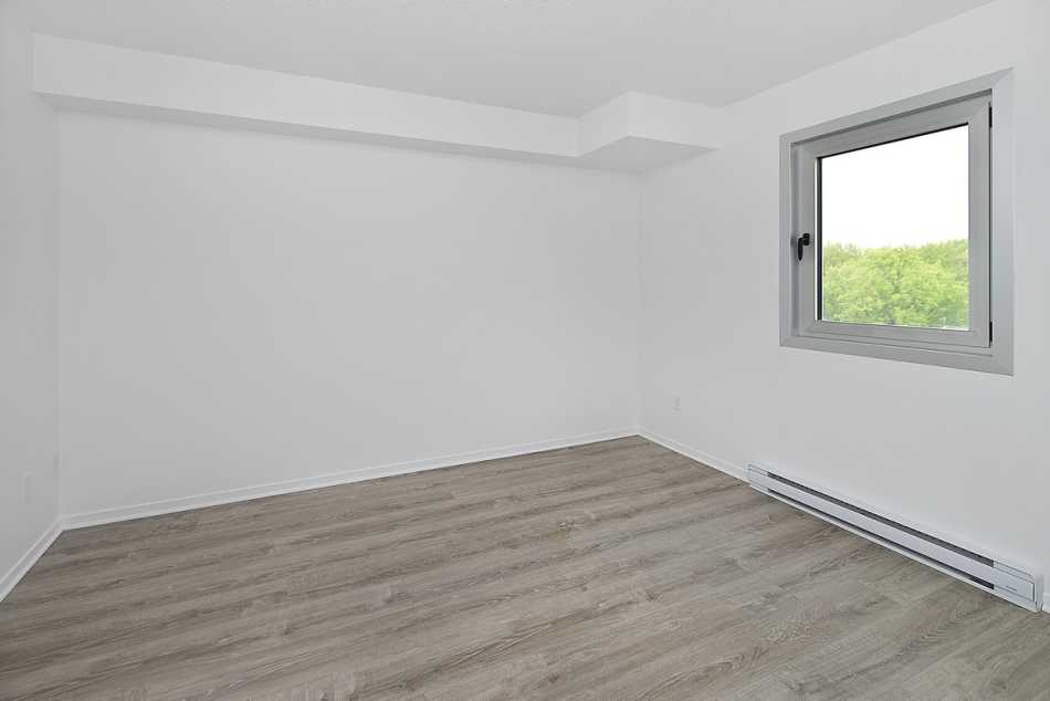 Ste-Foy (Cité-Universitaire) Le Central #735 812 - 7