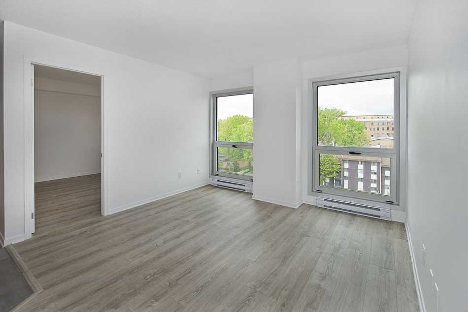 Ste-Foy (Cité-Universitaire) Le Central #735 812 - 9