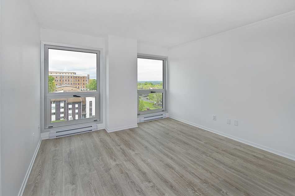 Ste-Foy (Cité-Universitaire) Le Central #735 812 - 10