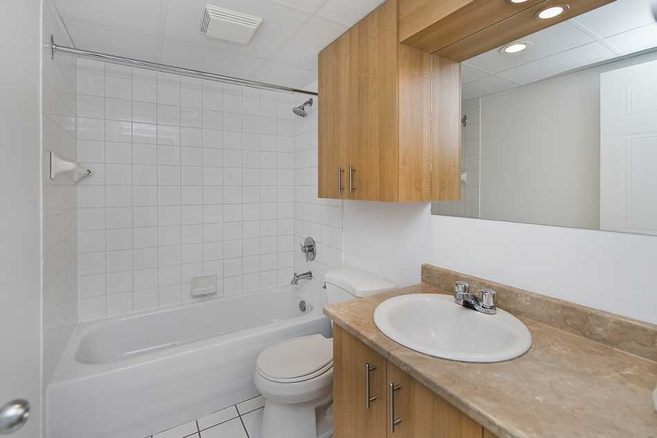 Ste-Foy (Cité-Universitaire) Le Central #735 707 - 3