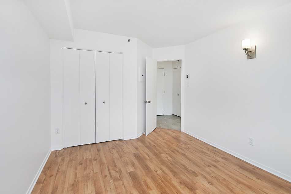 Ste-Foy (Cité-Universitaire) Le Central #735 707 - 4