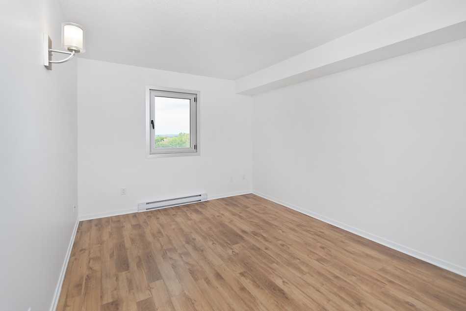 Ste-Foy (Cité-Universitaire) Le Central #735 707 - 5