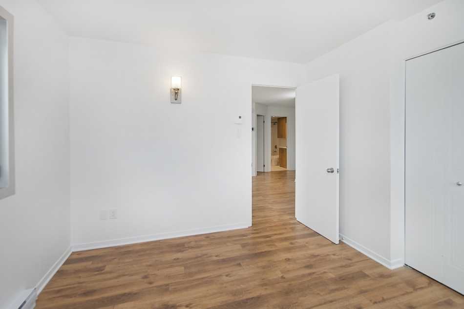 Ste-Foy (Cité-Universitaire) Le Central #735 707 - 6