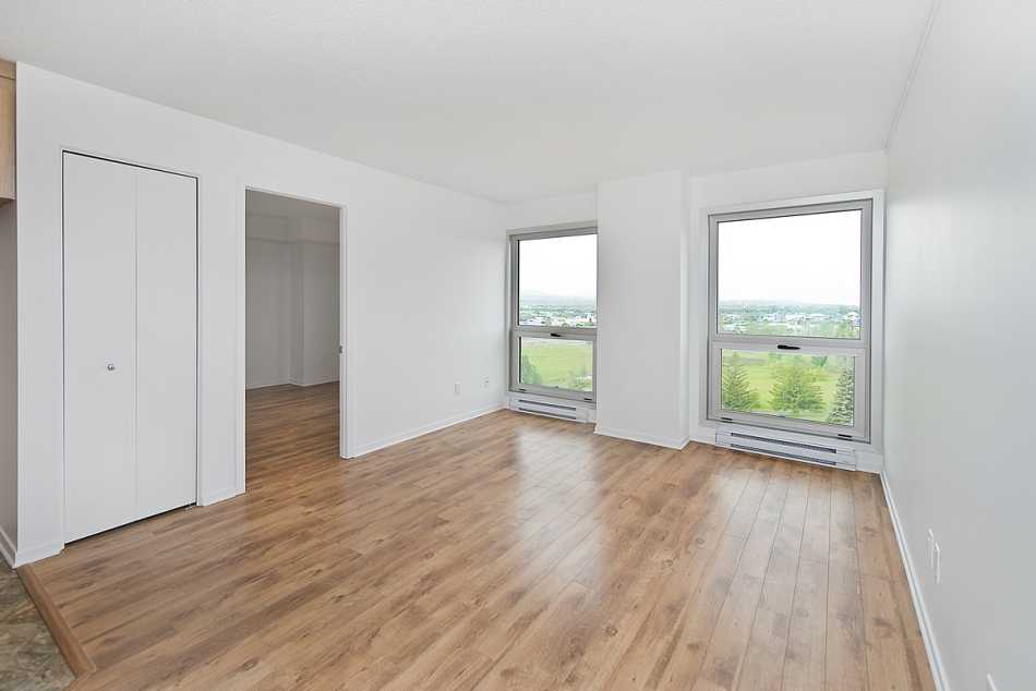 Ste-Foy (Cité-Universitaire) Le Central #735 707 - 8