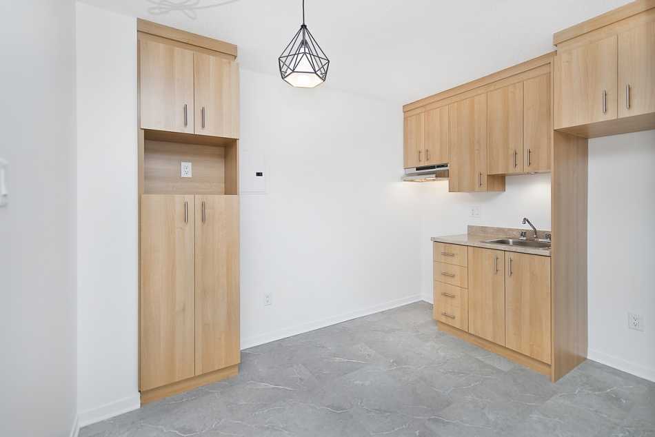 Ste-Foy (Cité-Universitaire) Le Central #735 509 - 1