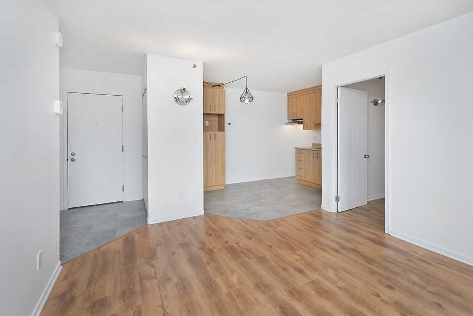 Ste-Foy (Cité-Universitaire) Le Central #735 509 - 2