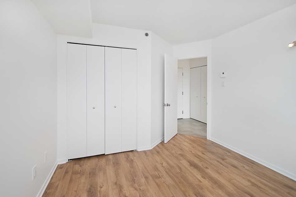 Ste-Foy (Cité-Universitaire) Le Central #735 509 - 4