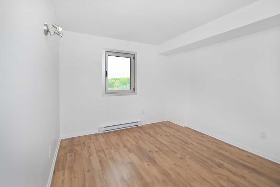 Ste-Foy (Cité-Universitaire) Le Central #735 509 - 5