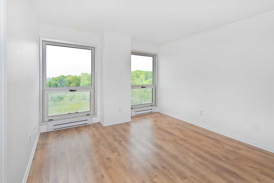 Ste-Foy (Cité-Universitaire) Le Central #735 509 - 9