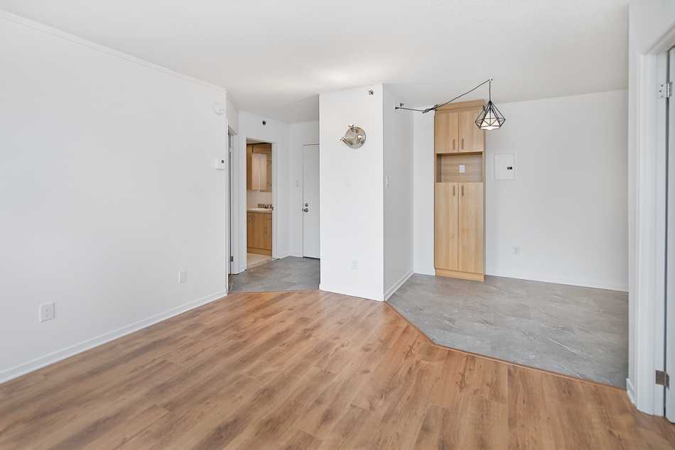 Ste-Foy (Cité-Universitaire) Le Central #735 509 - 10