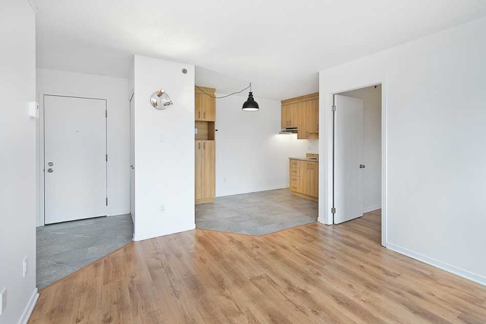 Ste-Foy (Cité-Universitaire) Le Central #735 309 - 2