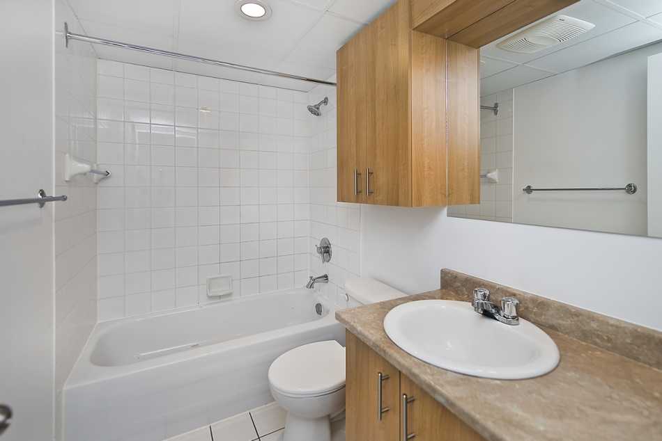 Ste-Foy (Cité-Universitaire) Le Central #735 309 - 3