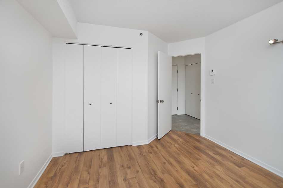 Ste-Foy (Cité-Universitaire) Le Central #735 309 - 5