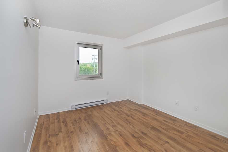 Ste-Foy (Cité-Universitaire) Le Central #735 309 - 6