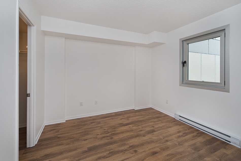 Ste-Foy (Cité-Universitaire) Le Central #735 309 - 8