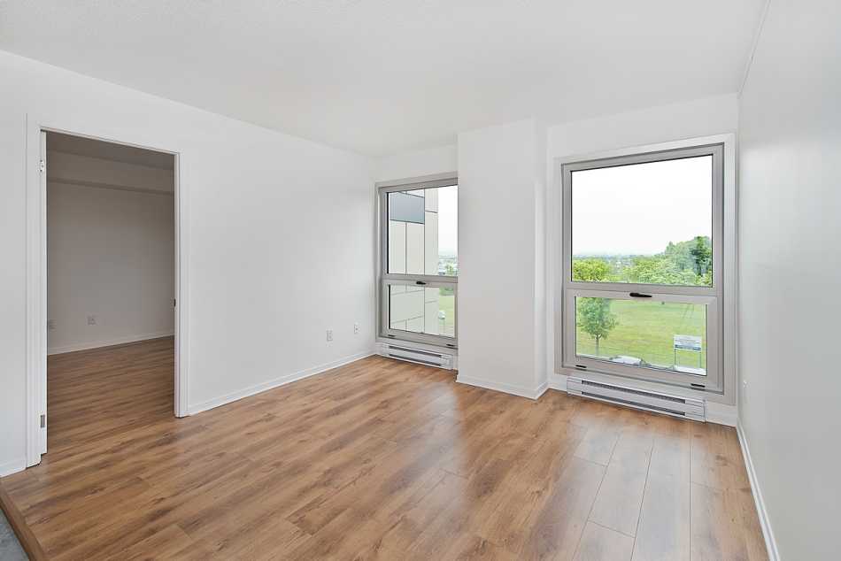 Ste-Foy (Cité-Universitaire) Le Central #735 309 - 9