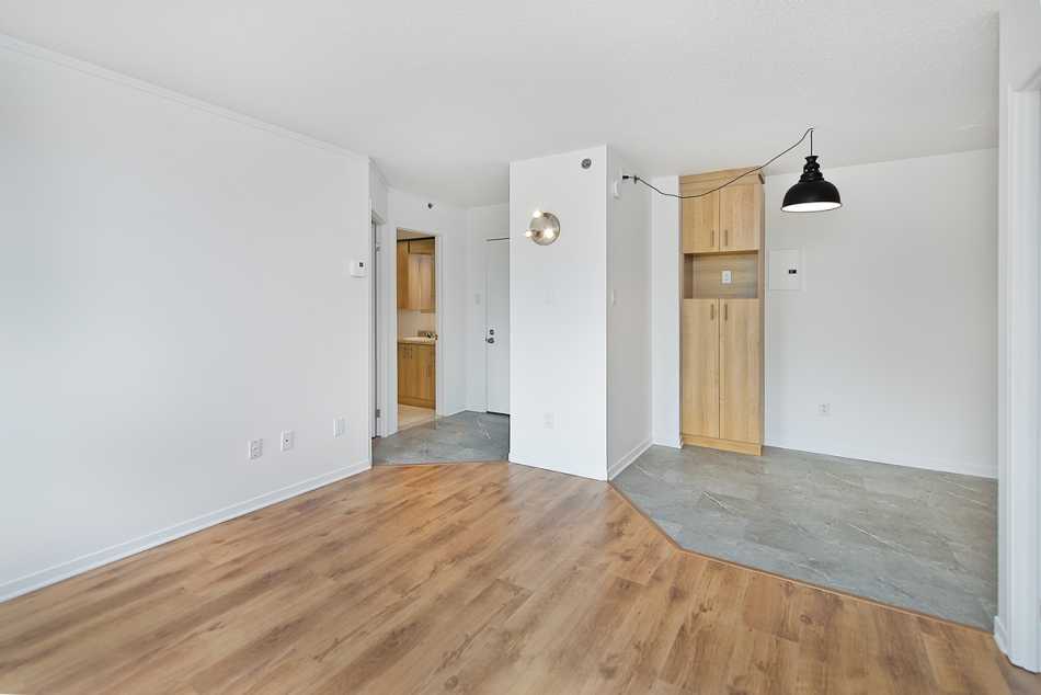 Ste-Foy (Cité-Universitaire) Le Central #735 309 - 11