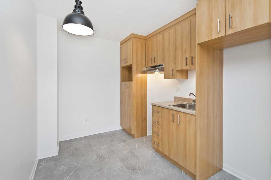 Ste-Foy (Cité-Universitaire) Le Central #735 307 - 1