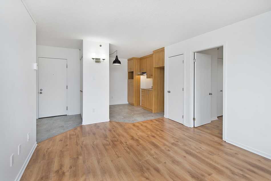 Ste-Foy (Cité-Universitaire) Le Central #735 307 - 2