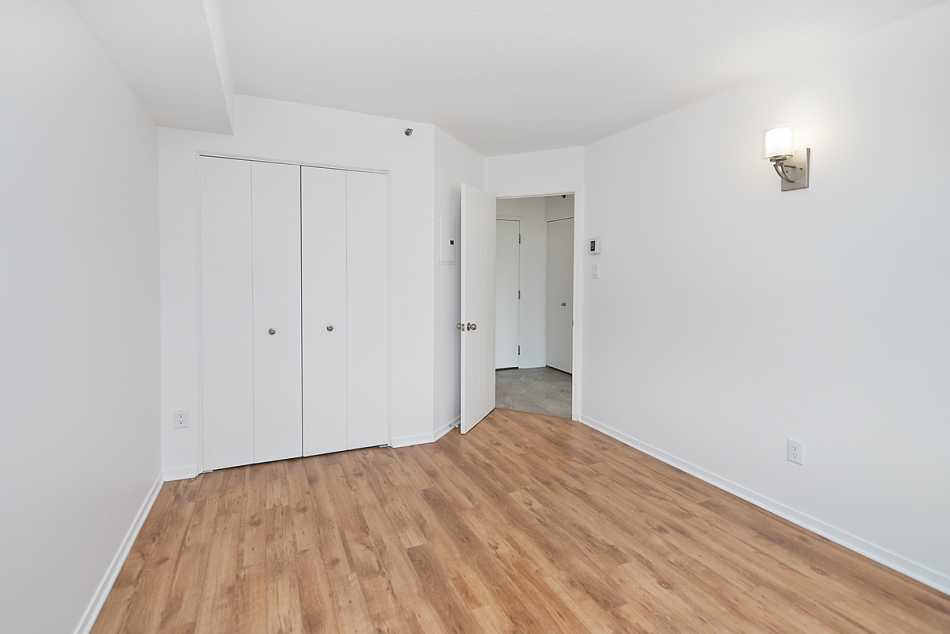 Ste-Foy (Cité-Universitaire) Le Central #735 307 - 4