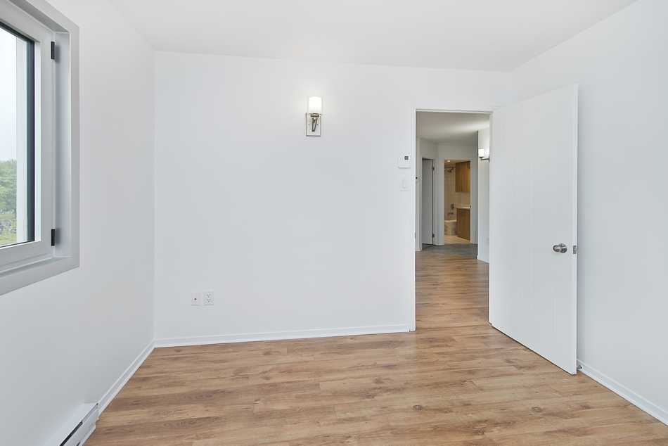 Ste-Foy (Cité-Universitaire) Le Central #735 307 - 6