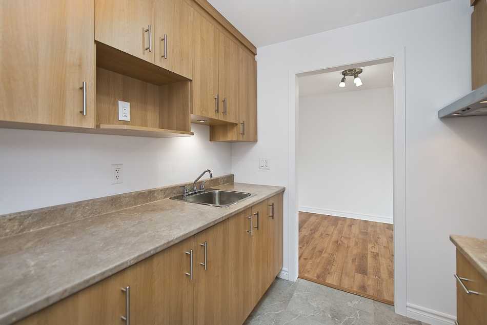 Ste-Foy (Cité-Universitaire) Place Versailles #2272 604 - 2