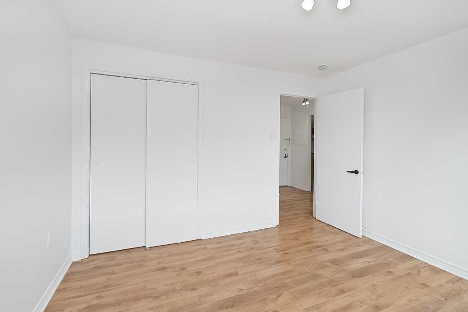 Ste-Foy (Cité-Universitaire) Place Versailles #2272 604 - 5